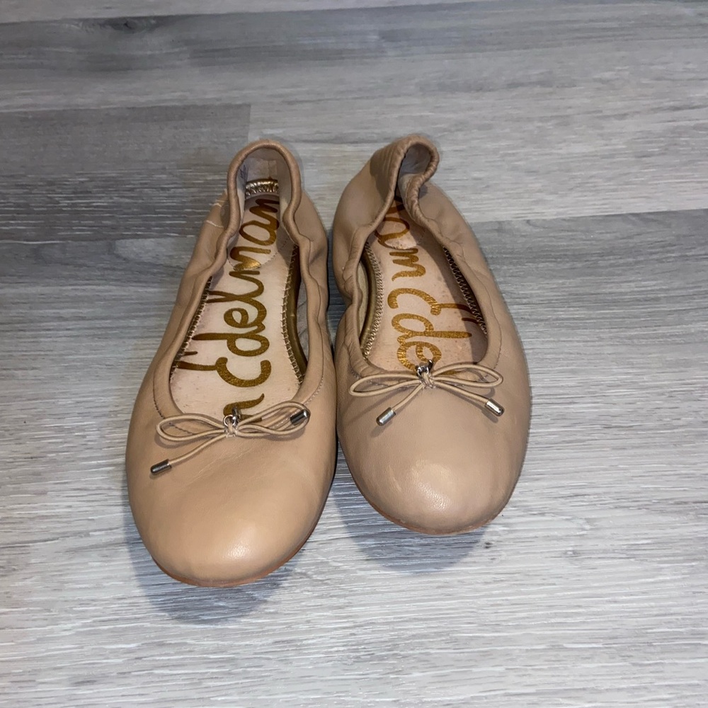 Sam Edelman 7.5 beige ballet flats with silver medallion